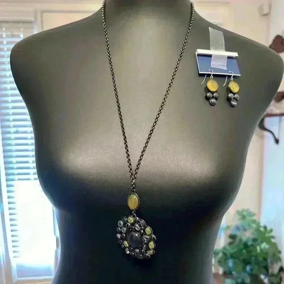 Costume Jewelry necklace and earrings - Picture 1 of 3